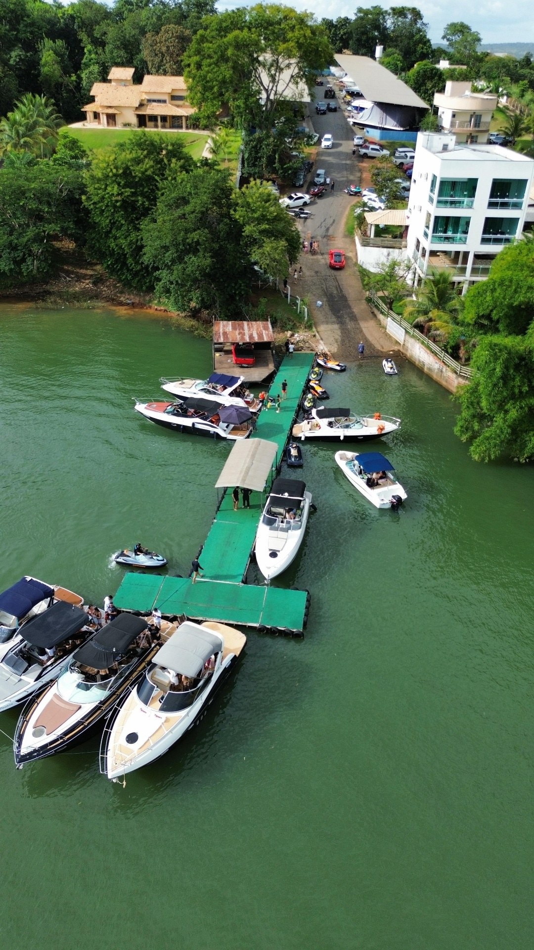 Jet ski no Lago Corumbá em Caldas Novas ao pôr do sol